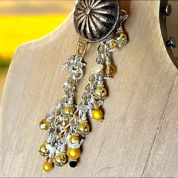 Queen Bee bracelet featuring honeybees & crowns on a fun chain Gorgeous bracelet - Picture 3 of 10